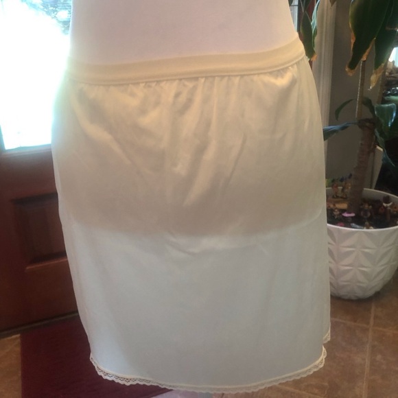 Vintage Vanity Fair Half Slip Candlelight Size Small - Picture 5 of 6